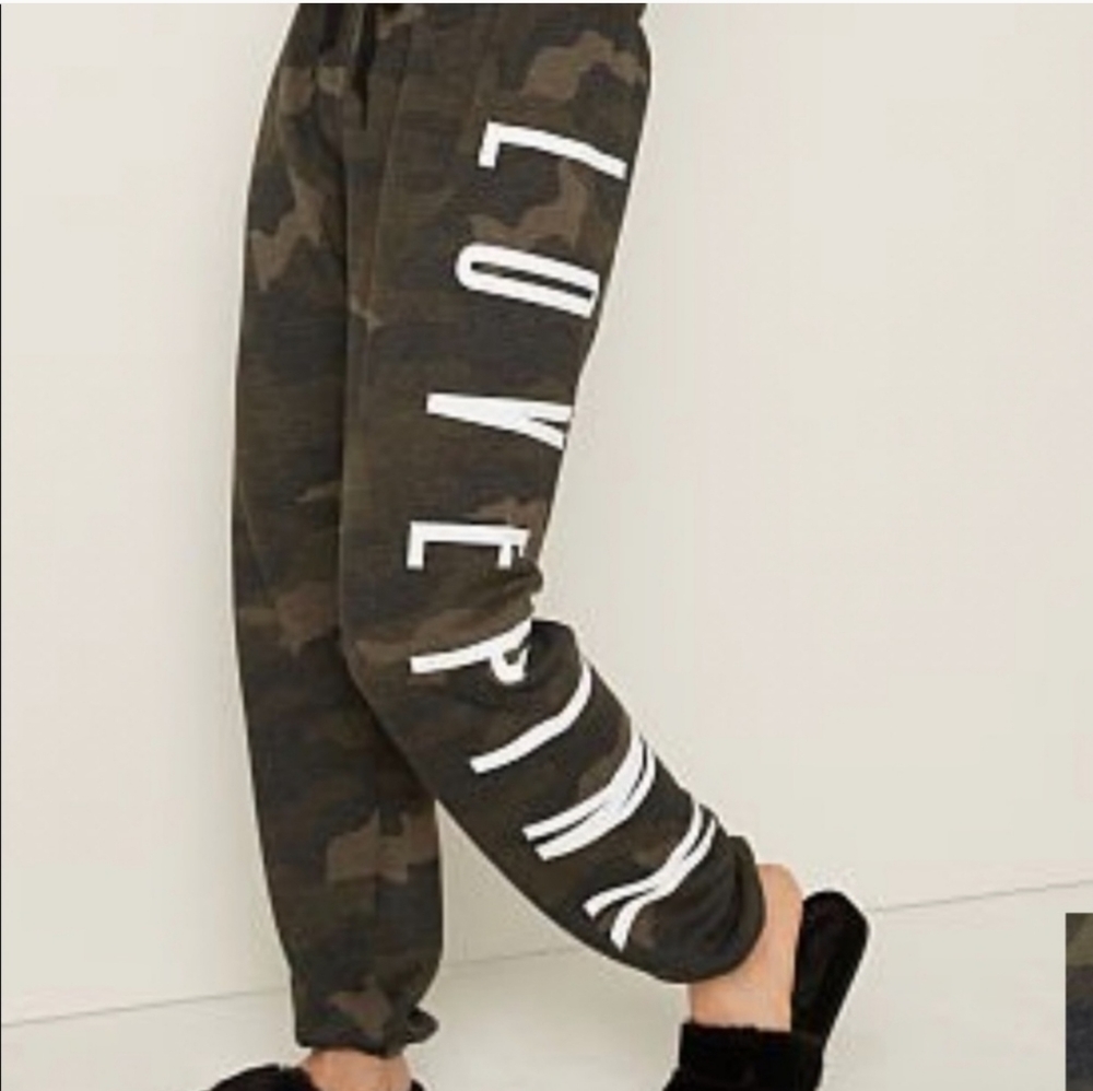 VS PINK LOVE PINK CAMO JOGGERS HTF